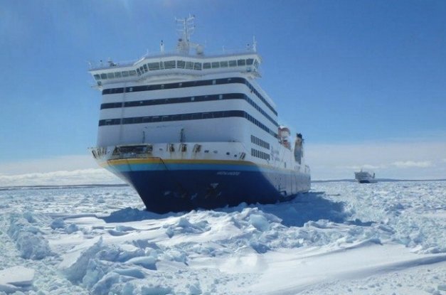 MV Highlanders-ferry-icebound-17Mar2015